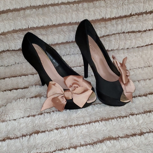 Black heels 👠🖤🎀 - Picture 2 of 7